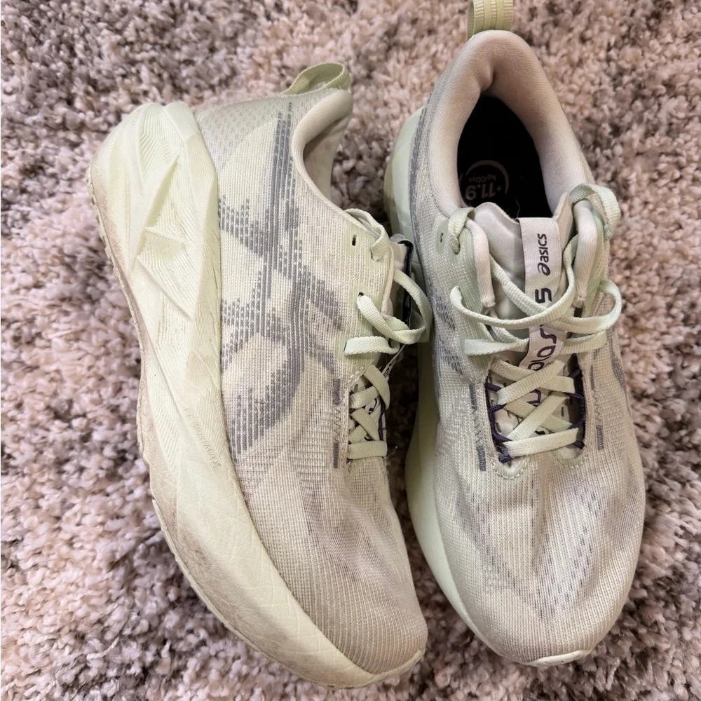 Asics Novablast women’s size 8 - Picture 2 of 4